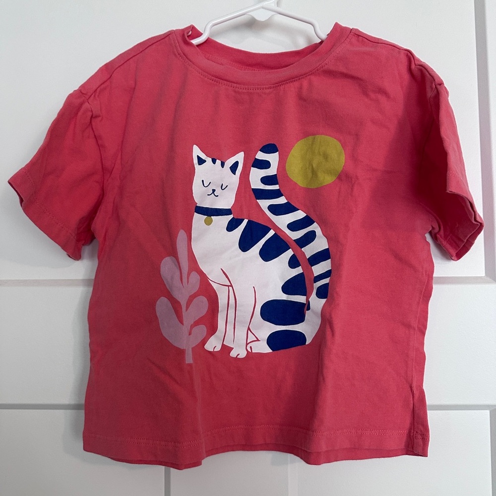 Charming Cat Graphic Tee in Coral by Hanna Andersson